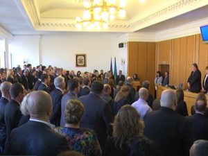 Продажни чиновници колят и бесят в общината