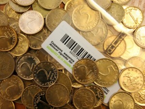 Мъж плати годишната си винетка с жълти стотинки