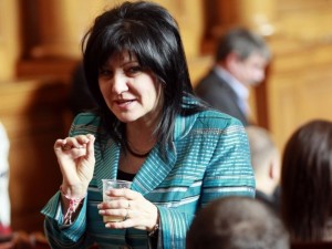 Цвета Караянчева: Забраната за Доган и Пеевски е бухалка 
срещу българските турци