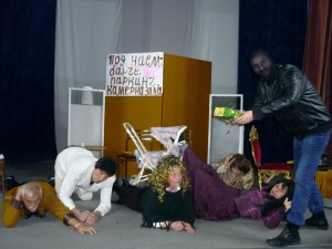 В театрите - папагалите на другарите, а ние артистите - на тротоарите!