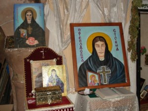Черен път спира миряни към храма на Преподобна Стойна