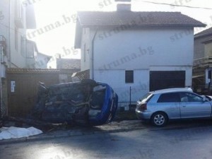
Жена влезе да си купи цветя за 8-ми март, помете я кола
 