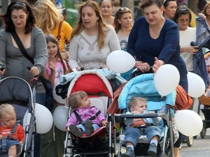 Парламентът отказа да вдигне майчинските
