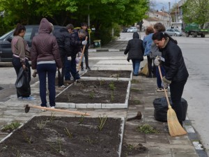 "Аз чистя" парка и пред блока - до края на април