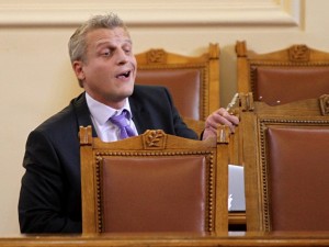 Целият народ ви мрази, министър Москов!