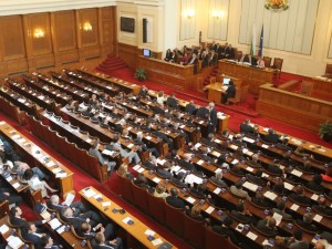 Страшен скандал тресе парламента!