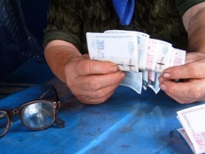 Държавата посяга към парите за пенсии
