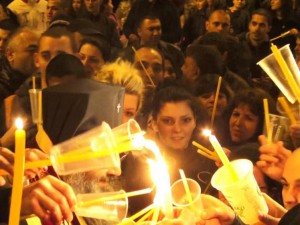 Благодатният огън е вече в София