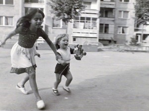 Спомени от соца: За детството, циганската баница и обелените колене