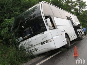 Автобус с учители се размаза в ТИР