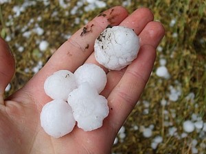 Градушки, валежи и гръмотевици до полунощ