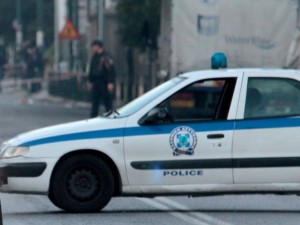 Майка гаси цигари върху 3-годишния си син