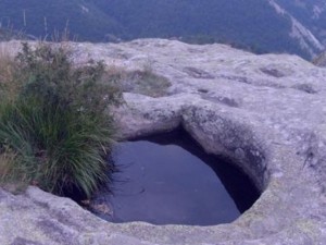Чудо! Свещена вода, която лекува очите, се появи в черквата „Св. Георги“