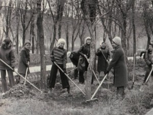 Спомени от соца: Партийната секретарка ни юркаше на Ленински съботник