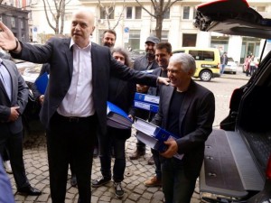 Плевнелиев прати референдума на Слави на Конституционния съд