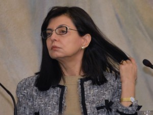 Кунева като фолкзвезда по минижуп