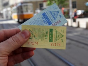 Далавера! Продават продупчени билети на половин цена