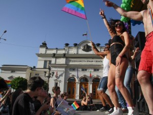Напърченото врабче Роска иска да употреби отзад слона Вова