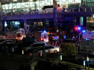 Полицията на "Ататюрк" видяла съмнителен тип в шлифер, миг по-късно започнала касапницата