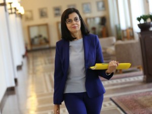 Невежата Кунева опита да скрие двойките от матурите
