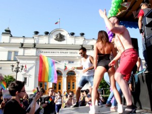 Напърченото врабче Роска иска да употреби отзад слона Вова