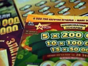 Баламият народ търка картончета като луд