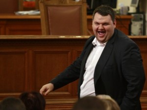 Реквием за Пеевски. Змията хапе най-лошо, когато умира