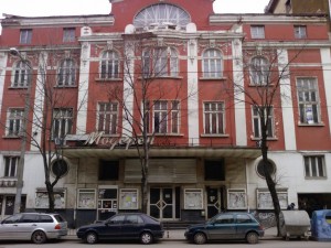 Първото кино се разпада!