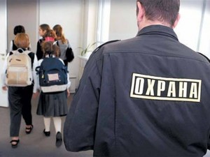 Охраната в училищата не пази децата ни, а спи