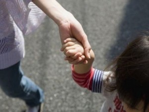 Връщат майките на работа с 50% бонус