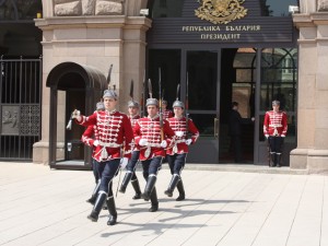 Какъв да е следващият президент: патриот, семеен мъж, професор или генерал, борец с олигархията...