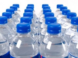 Кардиолог: Не пийте вода от пластмасови бутилки, престояли в жегата