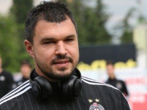 Божинов гледа към върха