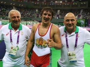 Александров остава в борбата
