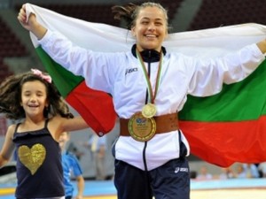Янкова преборила и херния
 