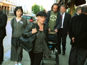 Елена Йончева заряза бебето и хукна по партийни конгреси
