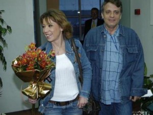 Кака Лара съобщила на мъжа си, че чака дете от друг по... телевизията