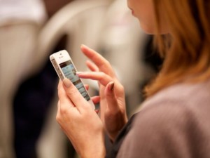 
Внимание! Ровенето из телефона в леглото може да причини слепота