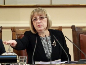 Цецка Цачева падна, контузи си коляното