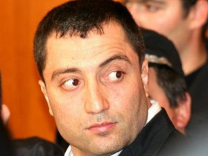 Митьо Очите с охрана като за война