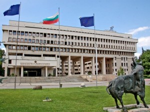 Кой прати чиновничка от НАП за дипломатка в Кипър
 