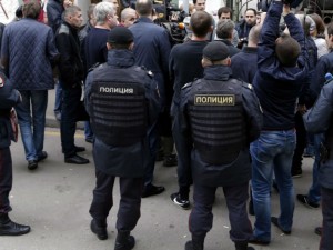 Полицаи гледаха безучастно как ученици се снимат до труп

 
