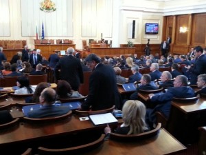 Търтеите в парламента се отказаха от ваканция!