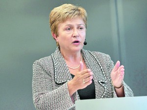 Скелети тракат в гардероба на Кристалина