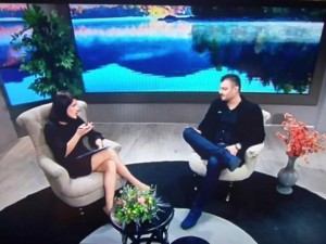 Тв репортерки дразнят с минижупи и криви крака
 