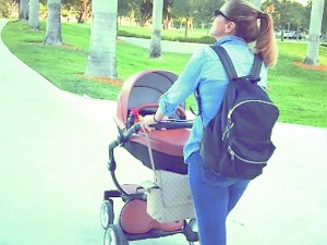 Жената на Стоичков бута количката с внучката Миа