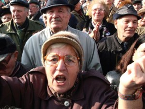 Бъдете проклети за гаврата с коледните пенсии!