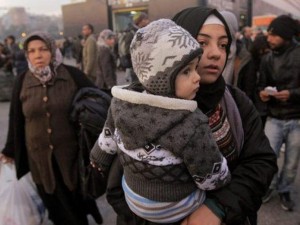 Бежанка роди в гората, никой не я иска вкъщи

 