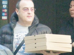 Вълчи глад! Краси Радков нагъва по 4 пици