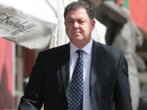 Фирмата за пайети да ушие раирана риза за Ненчев